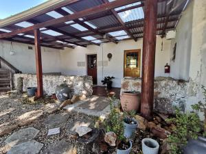 にあるWindygates Estate Room 3の鉢植えのパティオ