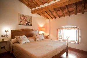 スカルリーノにあるLa Casina di Cianellaのベッドルーム1室(大型ベッド1台、窓付)