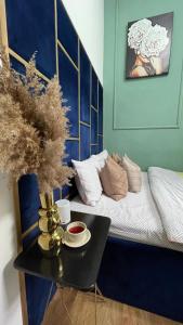 a room with a bed and a table with a tableasteryasteryasteryasteryastery at Двокімнатна квартира з кондиціонером в історичному центрі міста in Chernivtsi