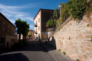 スカルリーノにあるLa Casina di Cianellaの石垣の路地