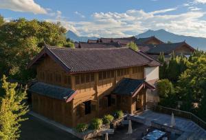 麗江市にあるAmandayanの屋根付きの家屋の上面