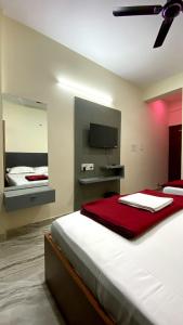 Postel nebo postele na pokoji v ubytování Hkp residency