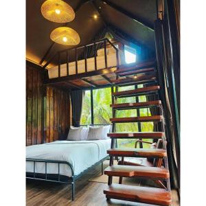 En eller flere senge i et værelse på Cheewatra Farmstay Coconut House