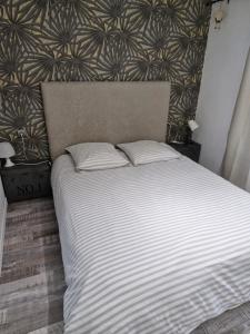 1 dormitorio con 2 almohadas en Appartement moderne, en Payns 2 fotos más