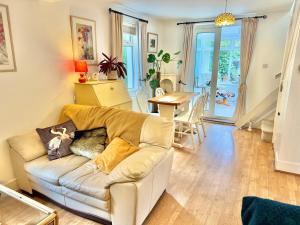 ein Wohnzimmer mit Couch und Tisch in der Unterkunft Gateman's Cottage - Three Bedroom Detached Home - Free Parking - Close to New Forest and Beaches in West Moors + 19 Fotos