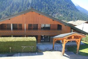 a large wooden building with a table in front of it at Toison Blanche TBC45 COSY & Mountain 4 Pers in Châtel