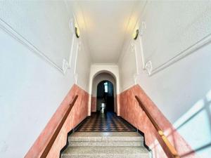 an empty hallway with stairs in a building at WG Zimmer im Leipziger Westen in Leipzig
