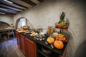 una cocina con una mesa llena de frutas y verduras en B&B Zum Schleif, en Varen