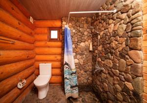 Ένα μπάνιο στο Eco cottages in the heart of Dilijan with Hot tube, Sauna and Chana