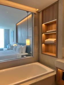 Fotografie z fotogalerie ubytování Little Kun - A La Carte Hạ Long Homestay view Biển v destinaci Ha Long