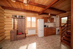 Η κουζίνα ή μικρή κουζίνα στο Eco cottages in the heart of Dilijan with Hot tube, Sauna and Chana +37 φωτογραφίες