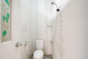 Ένα μπάνιο στο Elza House near Kalimalang RedPartner
