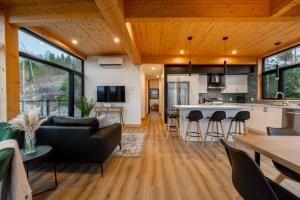 Μια τηλεόραση ή/και κέντρο ψυχαγωγίας στο La Vedette - Ski Chalet with Sauna and spa +48 φωτογραφίες