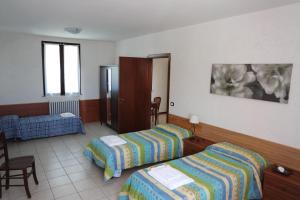 Habitación de hotel con 2 camas y mesa en Affittacamere Da Franco, en Parma