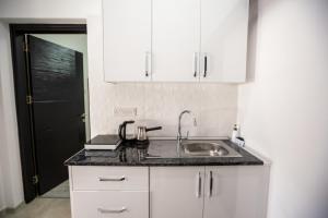 Kuchyň nebo kuchyňský kout v ubytování Central Girne Escape 2 by HolidayKeys + 12 fotografií