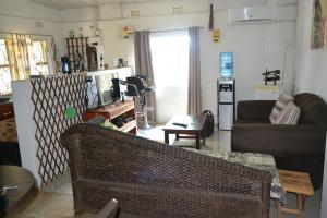 un salon avec un canapé et une table dans l'établissement Kalibu Cottage offers you a cozy & private home for your holidays, à Livingstone