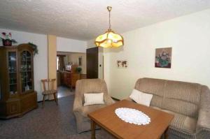 ein Wohnzimmer mit Sofa und Tisch in der Unterkunft Ferienwohnungen im Harz in Stolberg i. Harz + 32 Fotos