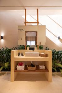 une salle de bain avec un lavabo et un miroir dans l'établissement Kaind - Luxury 4BR Villa with Private Pool and Outdoor Cinema on Gili Trawangan, à Gili Trawangan