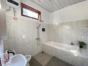 une salle de bain avec une baignoire et un lavabo dans l'établissement Villa Lestari by MentariPro Bali, à Lovina