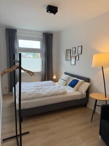 a bedroom with a bed and a window at Ferienwohnung in Bahnhofsnähe in Ludwigslust