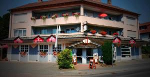 a building with flowers on the front of it at Perfect Living in Petersberg