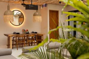 une salle à manger avec une table et un miroir dans l'établissement Kaind - Luxury 4BR Villa with Private Pool and Outdoor Cinema on Gili Trawangan, à Gili Trawangan 92 autres photos