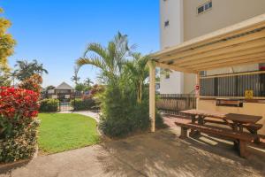 una mesa de picnic en el patio trasero de una casa en Windbourne Unit 11, 101 The Esplanade, Golden Beac, en Golden Beach