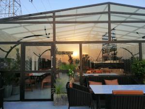 Patio nebo venkovní prostory v ubytování Blue Swiss Hotel & Cafe