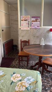 マイソールにあるGarden Room for a Coupleのテーブルのある部屋にテーブルと椅子2脚