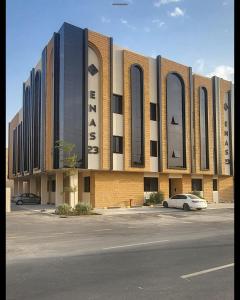 a building with a car parked in a parking lot at شقة مريحة بأثاث جديد وعمارة جديدة قرب المطار in Riyadh