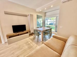 Μια τηλεόραση ή/και κέντρο ψυχαγωγίας στο Premium Apartment Bilo H3