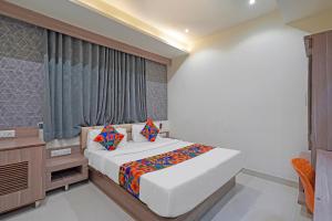 Postel nebo postele na pokoji v ubytování FabHotel New Empire