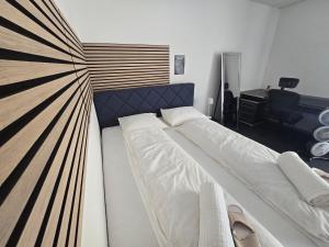 EschlikonStudio BlueSpot的卧室里有一张白色的大床和一张书桌