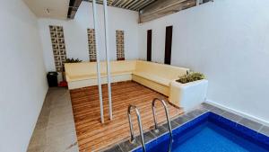 Bazén v ubytování Villa Keluarga Royal Arois Unit A-01 nebo v jeho okolí