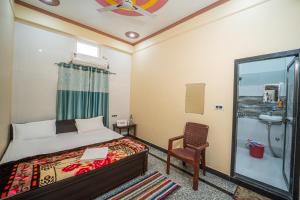 Postel nebo postele na pokoji v ubytování Omji Char Bhuja Dham Ashram - 15min to Ram Temple + 15 fotografií