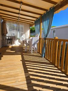 Balkón nebo terasa v ubytování Mobilhome Camping Le Lac des Rêves