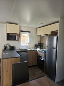 Kuchyň nebo kuchyňský kout v ubytování Mobilhome Camping Le Lac des Rêves