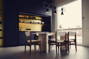 a dining room with a white table and chairs at Stadtflucht Homes in Berlin