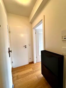 an empty room with a door and a television at Zentral & Ruhig mit Komfort in Niederdorla