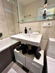 a bathroom with a sink and a mirror at Zentral & Ruhig mit Komfort in Niederdorla