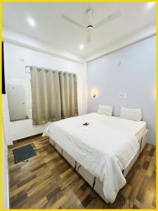 Gallery image of HOTEL VNX THE WHITE HOUSE STAY NEAR DASHASHWAMEDH GANGA GHAT & KASHI VISHWANATH TEMPLE- Offers Spotless & Well Decorated Rooms - #Wifi #Parking #Restaurant Facilities- Best Selling Premium Hotel In VARANASI - Book Now in Varanasi
