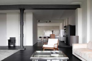 ein Wohnzimmer mit Sofa und Tisch in der Unterkunft Stadtflucht Homes in Berlin + 84 Fotos