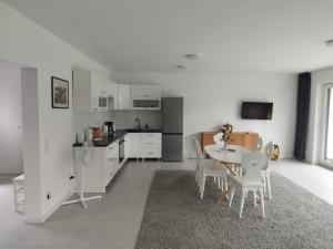 a kitchen and dining room with a table and chairs at Haus mit Garten bei Wien in Langenzersdorf