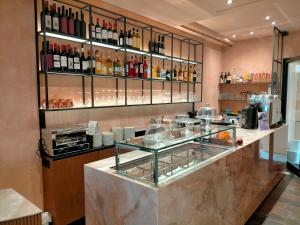 ein Restaurant mit einer Theke voller Weinflaschen in der Unterkunft Modus Boutique Hotel in Faenza