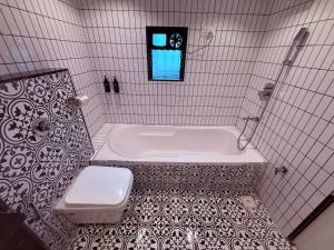 Un baño de Hotel Melody NX - Thane West