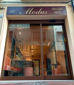 ファエンツァにあるModus Boutique Hotelの看板が掲げられた店の店頭