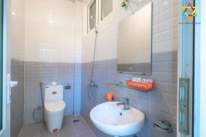 une salle de bain avec un lavabo et des toilettes dans l'établissement Starry Valley View - managed by Villa Tuan Vu Da Lat, à Đà Lạt 20 autres photos