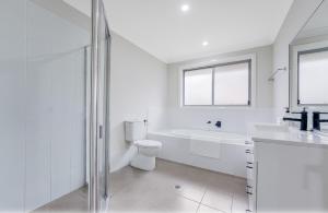 Ένα μπάνιο στο Renovated Cozy Family house - Wi-Fi, Parking +10 φωτογραφίες