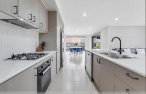 Η κουζίνα ή μικρή κουζίνα στο Renovated Cozy Family house - Wi-Fi, Parking
