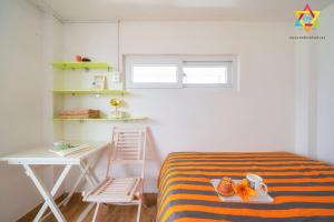 une chambre avec un lit, un bureau et une table dans l'établissement Starry Valley View - managed by Villa Tuan Vu Da Lat, à Đà Lạt